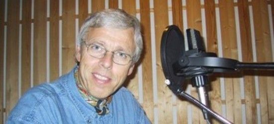 Mediepastor Johnn Hardang i sitt rette element - eit radiostudio.